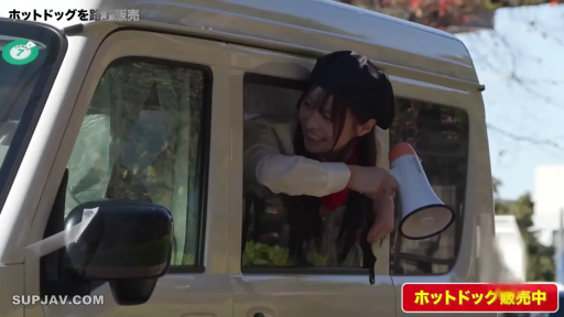 中景 · 開朗 · 红色领巾 · 扩音器 · 剧情扮演 · 货车内 · 探身窗外 · 使用扩音器喊话