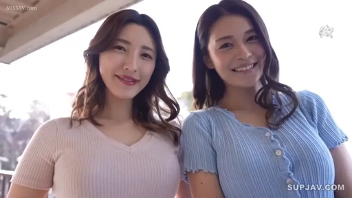 站立 · 微笑 · 半身 · 注视 · 户外 · 熟女 · 短袖上衣