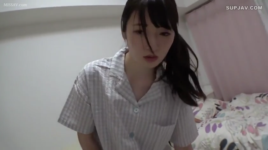 卧室 · 微张嘴唇 · 上半身特写 · 衬衫式睡衣