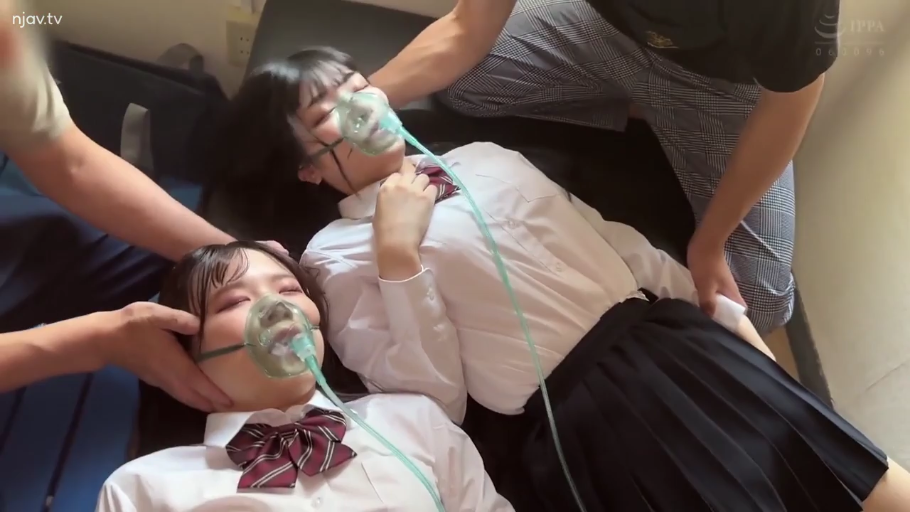 室内 · 中景 · 闭眼 · 制服 · 双人 · 躺姿 · 昏迷 · 呼吸面罩