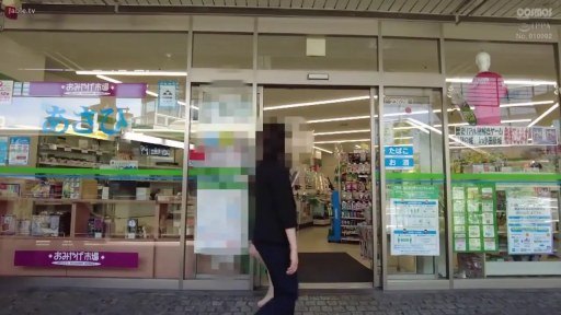 行走 · 招牌 · 不清晰 · 黑色长袖上衣 · 全身侧面 · 便利店门口 · 进入商店 · 人物局部打码