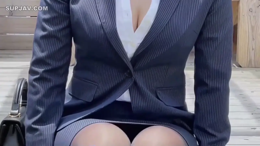 正坐 · 注视镜头 · 室内影棚 · 头部特写 · 黑色高领毛衣 · 长发齐刘海 · 微露齿笑