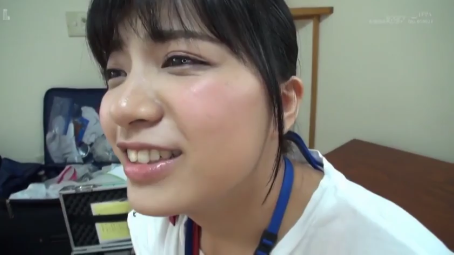 室内 · 脸部特写 · 白色上衣 · 侧头