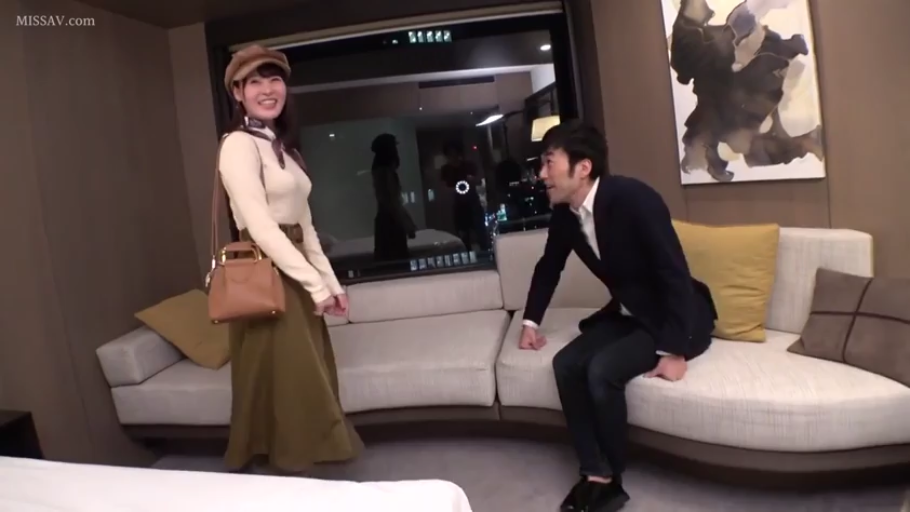 站立 · 中景 · 微笑 · 酒店房间 · 手提包 · 交流 · 长裙