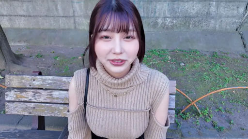 坐姿 · 脸部 · 微笑 · 对视 · 公园 · 露肩装