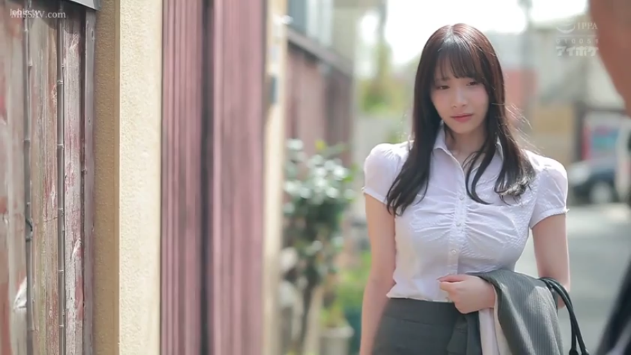 站立 · 巨乳 · 羞涩 · 半身 · 职业装 · 手提包 · 凝视 · 户外