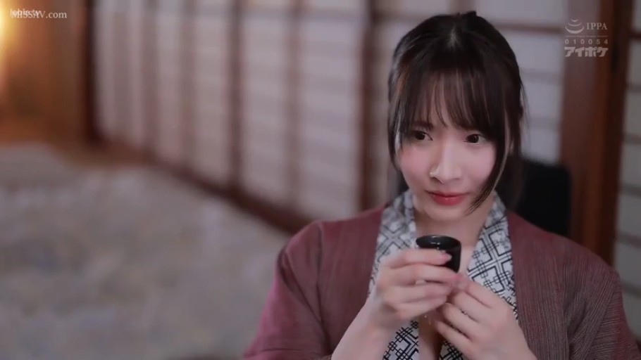 坐姿 · 微笑 · 半身 · 酒杯 · 浴衣 · 日式房间 · 持杯