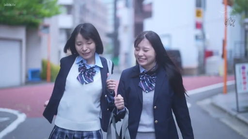 全身 · 提包 · 街道 · 行走 · JK制服 · 清纯 · 开心 · 嬉笑