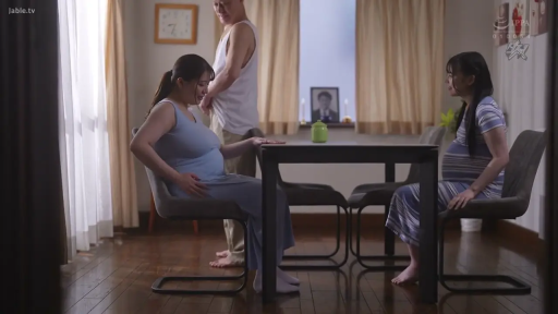 全景 · 平静 · 餐桌 · 对视 · 围坐 · 饭厅 · 孕妇装 · 孕妇题材