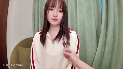 室内 · 坐姿 · 中景 · 抚摸 · 平淡 · 窗帘 · 长发 · 运动服