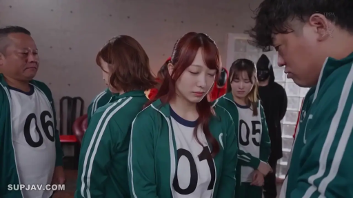 室内 · 憂鬱 · 站立 · 中景 · 運動服 · 排队 · 鱿鱼游戏模仿