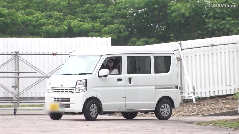 白色上衣 · 远景 · 户外 · 停车场 · 驾驶 · 行驶 · 白色面包车