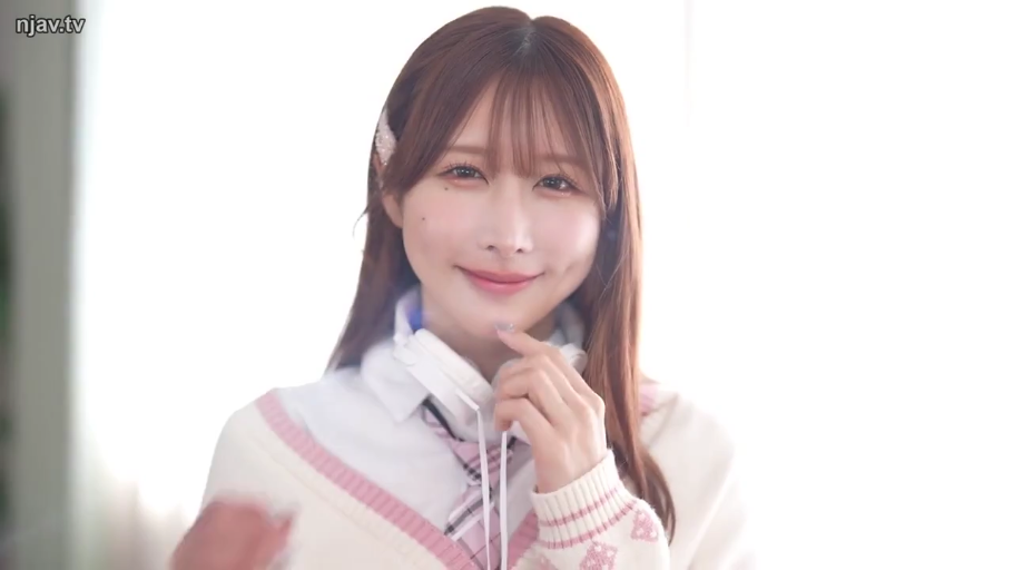 室内 · 微笑 · 半身特写 · 注视 · 耳机 · JK制服 · 长发 · 正面