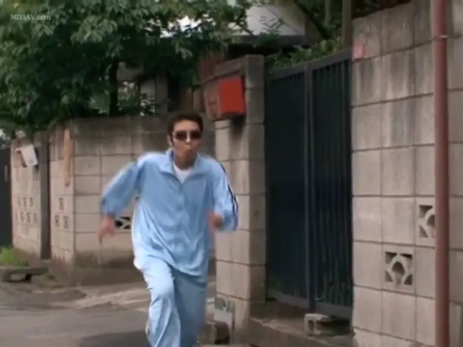 远景 · 街道 · 背影 · 街拍 · 手提袋 · 休闲裙装 · 步行