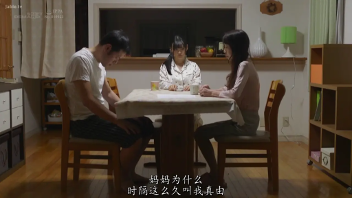 站立 · 全景 · 门 · 玄关门口 · 日常装扮 · 抚摸脸颊 · 蛇纹长袖上衣 · 眼神凝视