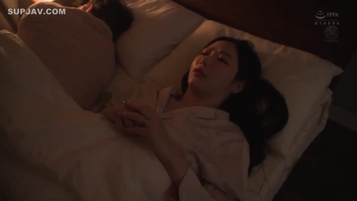 面部 · Melancholy · Bedroom · pillow · Plot · Pajamas · 躺卧 · 发呆