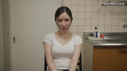 坐姿 · 严肃 · 半身 · 居家 · 注视 · 厨房 · 白色短袖T恤