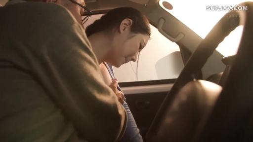 Sitting Posture · 揉乳 · Medium shot · 车内 · 蓝色背心