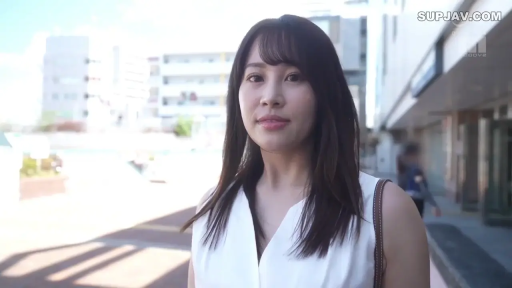 中景 · 平静 · 注视镜头 · 长发 · 户外街道 · 正面站立 · 单肩包 · 白色无袖V领上衣