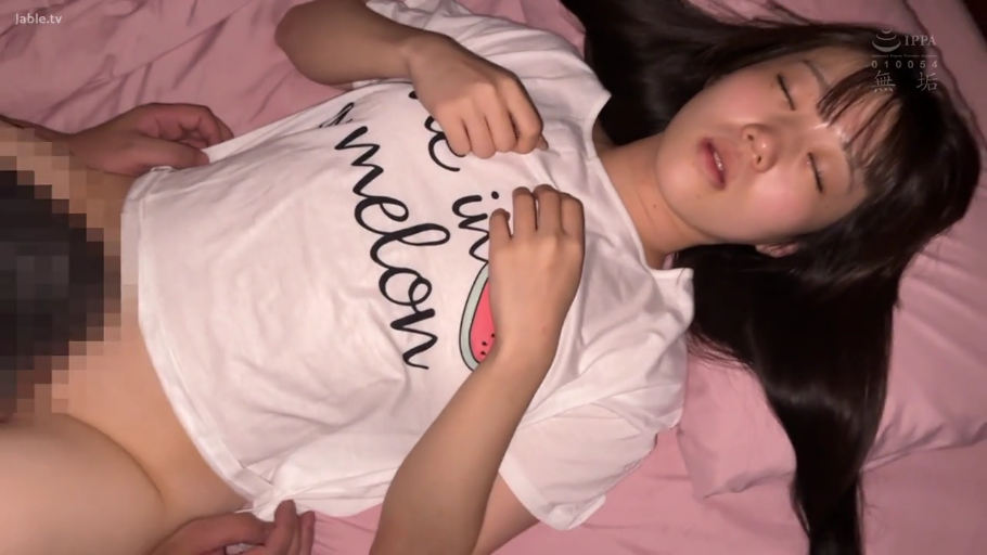 卧室 · 马赛克 · 闭眼 · 枕头 · 上半身 · 平躺 · 白色T恤 · 掀起上衣