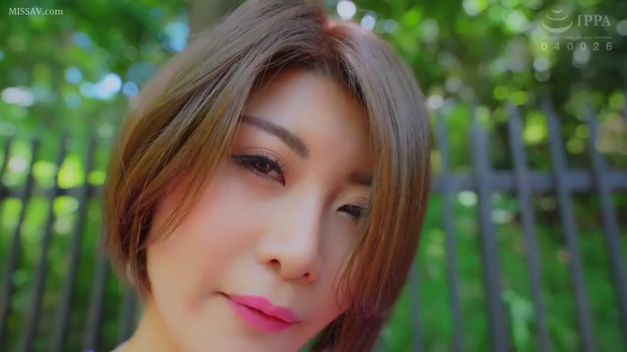 Close-up of the face · Gaze · 妩媚 · Outdoor · 短发 · Strap · 侧头