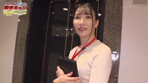 室内 · 站立 · 微笑 · 上半身特写 · 粉色内衣 · 文字水印 · 摸胸