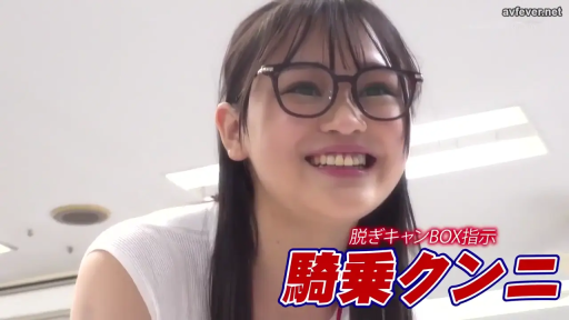 室內 · 面部特寫 · 正坐 · 白色无袖上衣