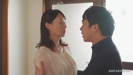 室內 · 嚴肅 · 中景 · 交流 · 對立 · 情侶 · 白色雪纺衫