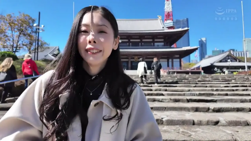 站立 · 中景 · 微笑 · 米色风衣 · 东京塔 · 街拍视角 · 户外寺庙 · 户外导播