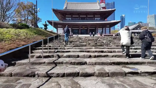 自然 · 休闲装 · 远景 · 行走 · 背包 · 阳光 · 观光 · 寺庙外景