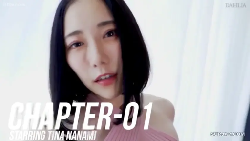 室内 · 顔部のクローズアップ · 粉色褶皱裙