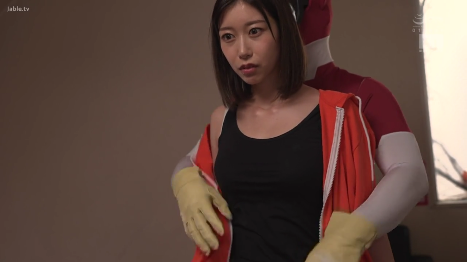 室内 · 半身 · 惊恐 · 骚扰 · 黑色背心 · 背后搂抱 · 黄色手套 · 战队