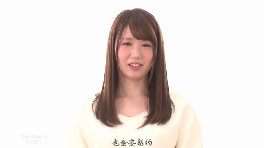 Indoor · Conversation · Smile · White top · 上半身特写 · 正面直视 · 日系女星