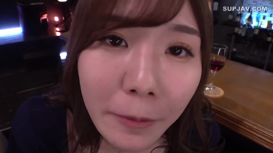 面部 · 诱惑 · POV视角 · 注视镜头 · 酒吧 · 前倾 · 深蓝色上衣 · 红酒杯