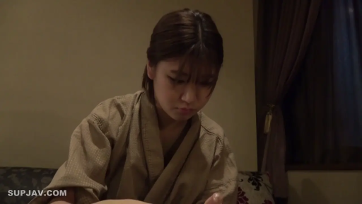 座り姿勢 · 和室 · 中景 · 平静 · 光线昏暗 · 頭を下げて見つめる · 褐色浴衣