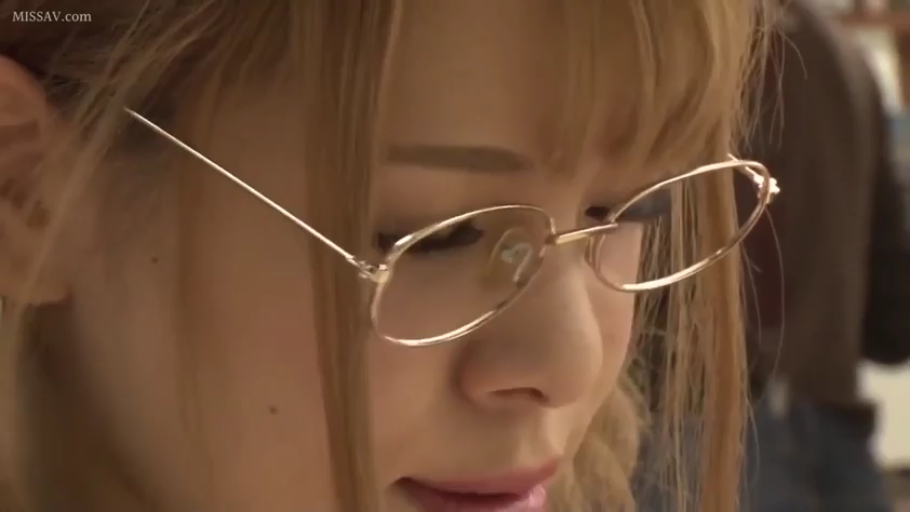 室內 · 低頭 · 眼鏡 · 臉部特寫 · 平靜 · 注視 · 便服 · 金髮