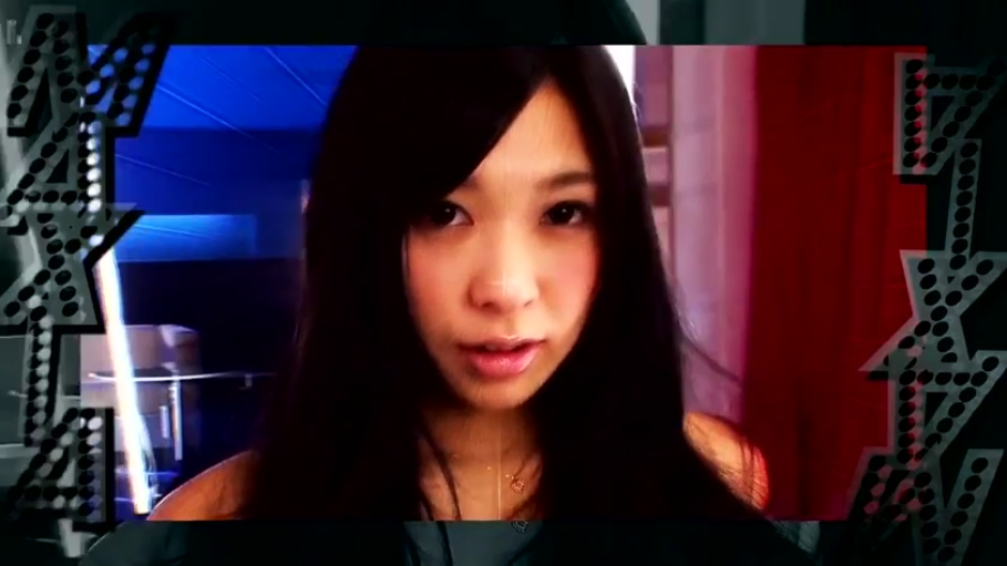 室内 · 脸部特写 · 迷离 · 对视 · 正面 · 裸肩