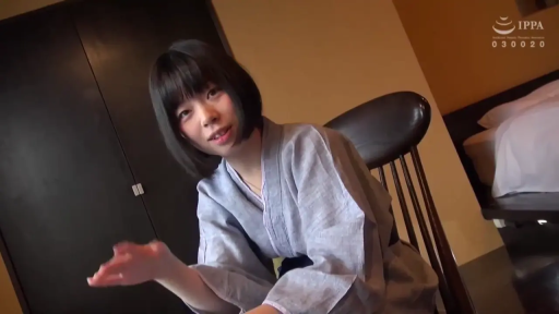 坐姿 · 交谈 · 酒店房間 · 自然 · 半身 · 椅子 · 短发 · 浴衣