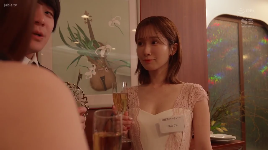 站立 · 微笑 · 半身特写 · 宴会厅 · 香槟杯 · 白色蕾丝礼服 · 参加聚会 · 婚活派对