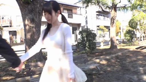 坐姿 · 严肃 · 全身 · 白色连衣裙 · 公园 · 长椅 · 剧情交谈 · 户外剧情