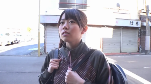 站立 · 半身 · 惊讶 · 背包 · 户外街道 · 张望 · 运动夹克 · 日本女性