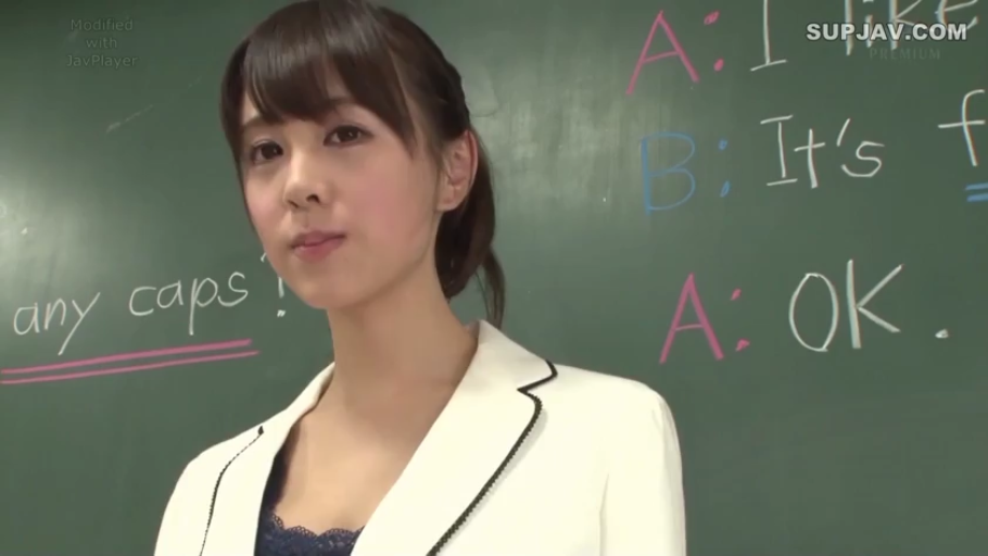 严肃 · 教室 · 站姿 · 面部特写 · 注视 · 白色西装 · 黑板 · 教师