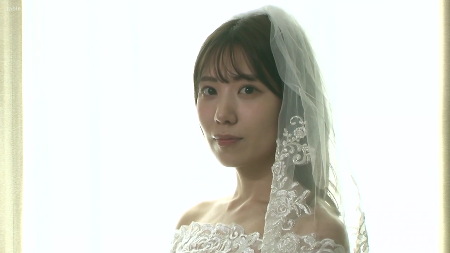 站立 · 全景 · 微笑 · 客厅 · 多人 · 电视机 · 白色婚纱 · 试衣