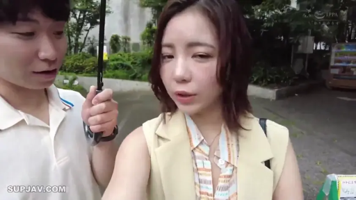 会話 · 站立 · 自然 · 半身特写 · カジュアルウェア · 屋外 · 傘