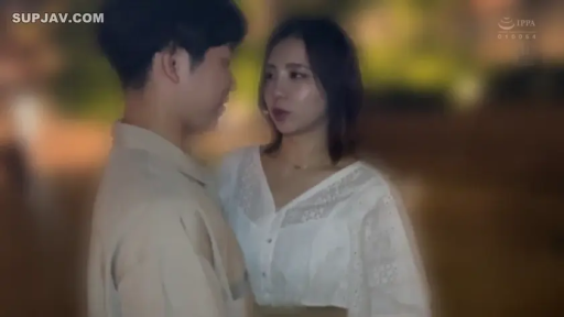 半身特寫 · 白色蕾絲上衣 · 面对面站立 · 戶外夜景 · 暧昧对视 · 自然投入 · 街头约会