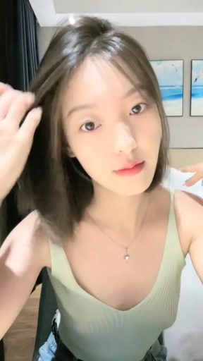 顔部のクローズアップ · 寝室 · 站姿 · 自然 · ネックレス · 自拍 · 清新 · 浅绿色吊顶背心