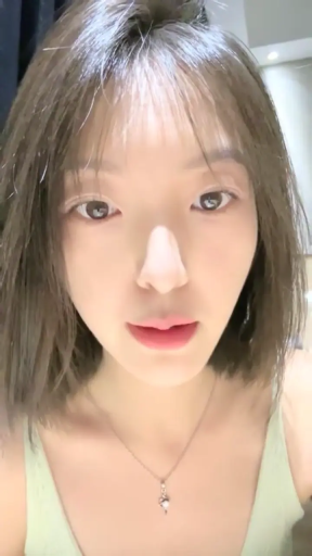 Indoor · Close-up of the face · 平静 · Necklace · Gaze · 清纯 · Sleeveless vest · 正面