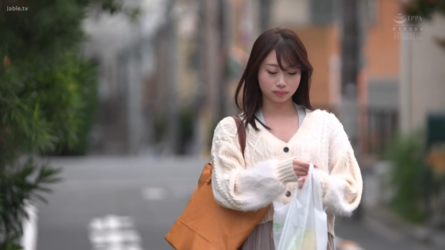 平静 · 半身 · 行走 · 日常 · 室外街道 · 单肩包 · 白色针织开衫 · 拿购物袋