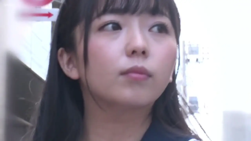 面部 · 忧郁 · 自然光 · 户外街道 · 侧头 · 注视侧方 · 深蓝色校服