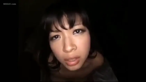 室内 · 顔のクローズアップ · 昏暗灯光 · 注視 · 俯瞰撮影 · 露肩装 · 迷茫